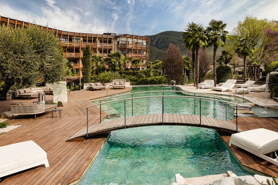 _Naturpool mit Hotel_SEELEITEN Lake Spa Hotel © Klaus Peterlin (2)